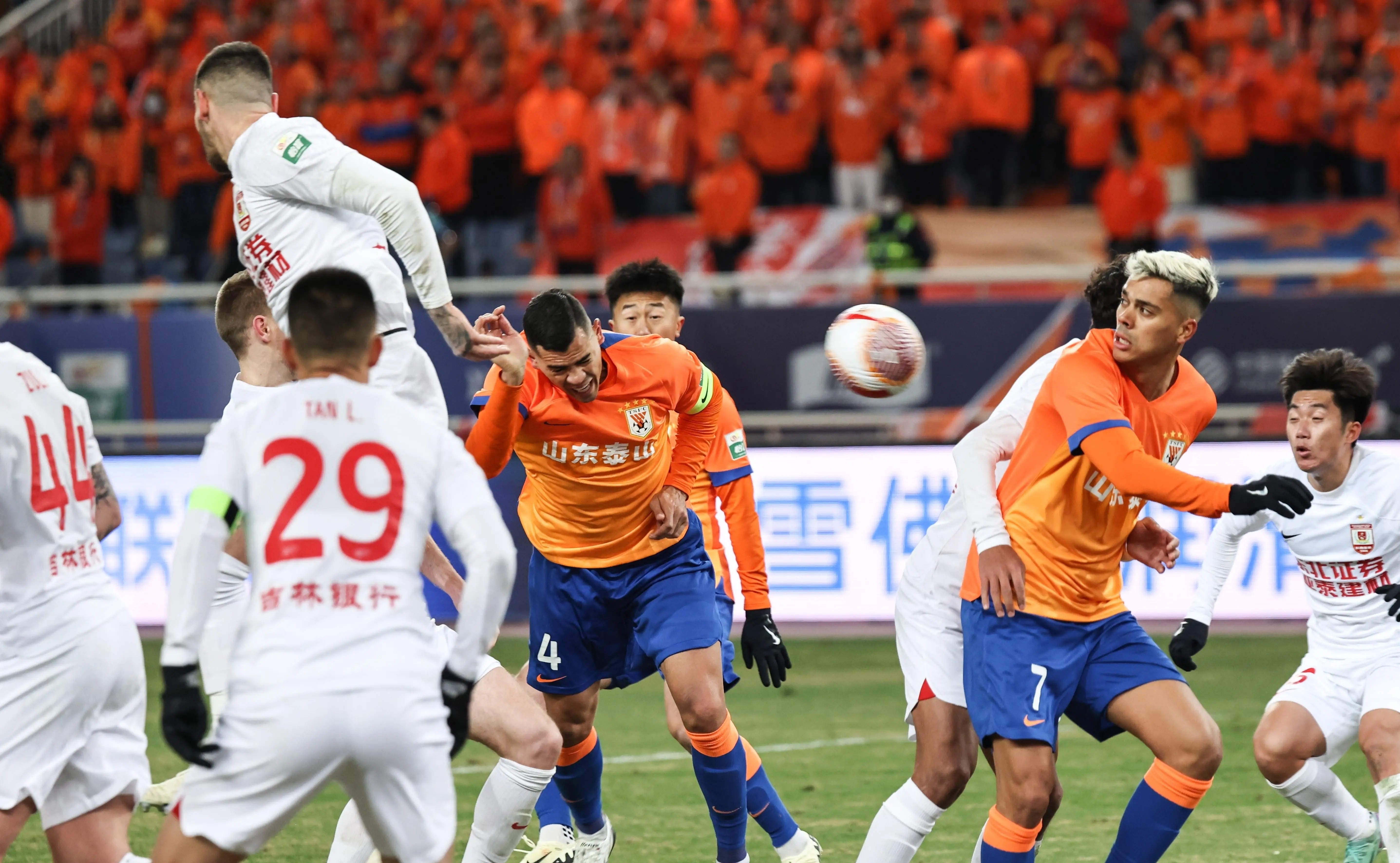 关键时刻体能课后；上海海港止住颓势备战足总杯；底气十足；赛程密集仍需轮换(上海海港输球业余队最新消息)-jiuyou